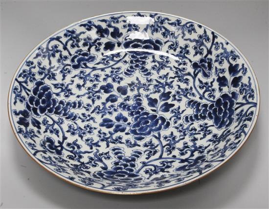 A Chinese blue and white dish, Kangxi period, diameter 38cm